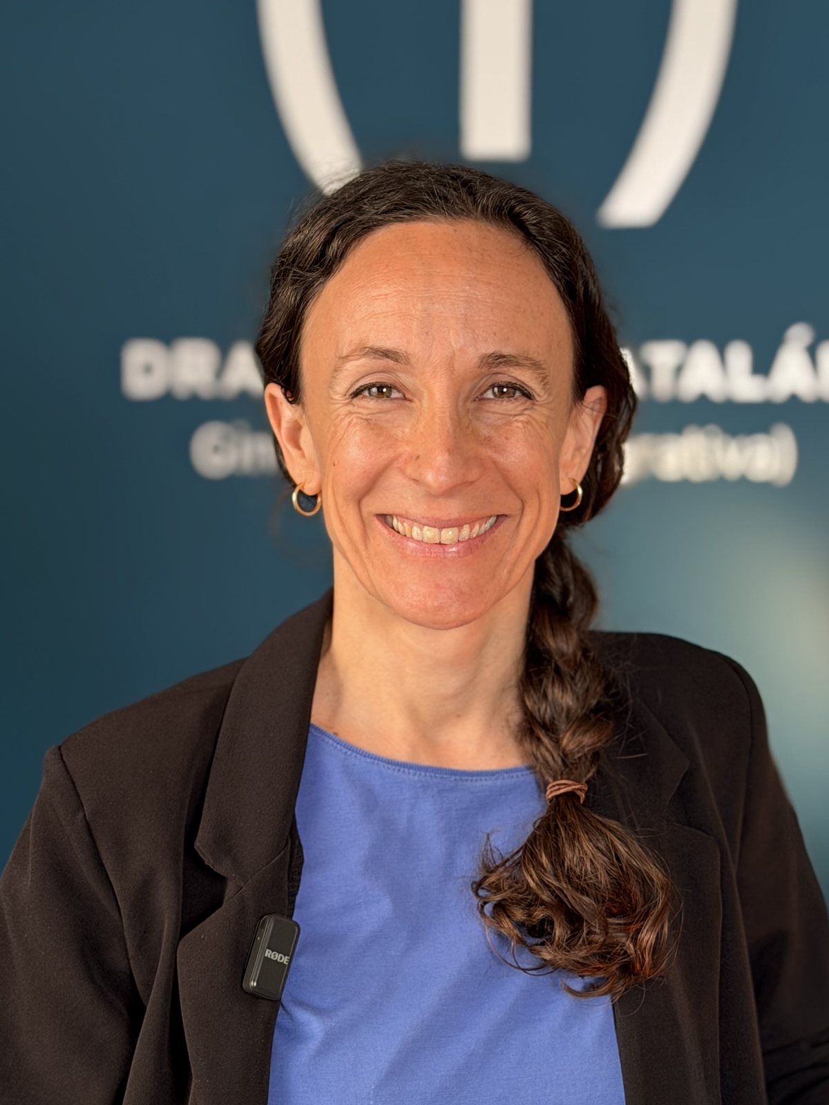 Marta Catalán explicando en consulta