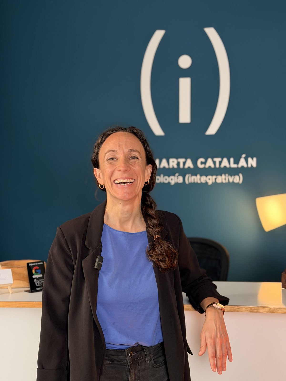 La Dra. Marta Catalán en su consulta